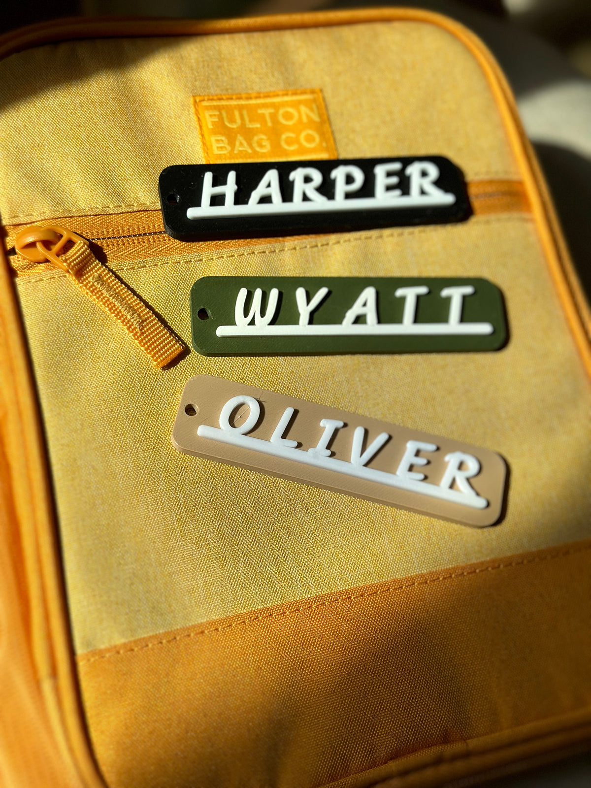 Personalized trendy name bag tag with modern lettering — photo 4